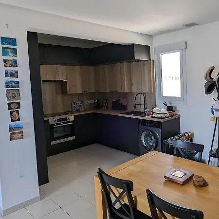 Luxury 2-bedroom Apt. With Seaview Lägenhet