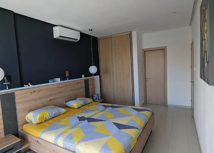 Luxury 2-bedroom Apt. With Seaview *