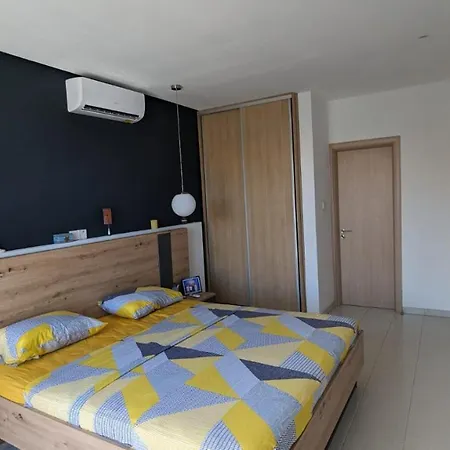 Luxury 2-bedroom Apt. With Seaview *