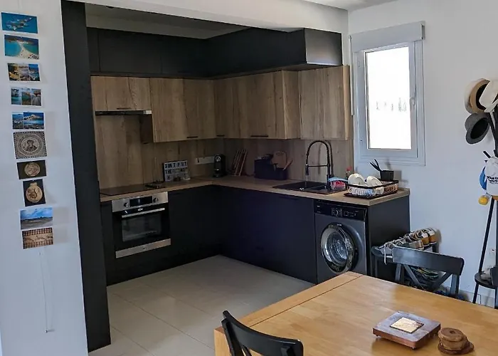 Luxury 2-bedroom Apt. With Seaview דירה