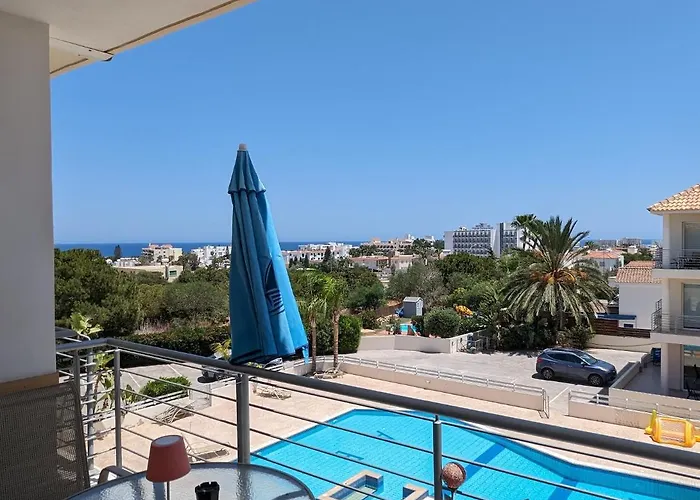 Luxury 2-bedroom Apt. With Seaview דירה