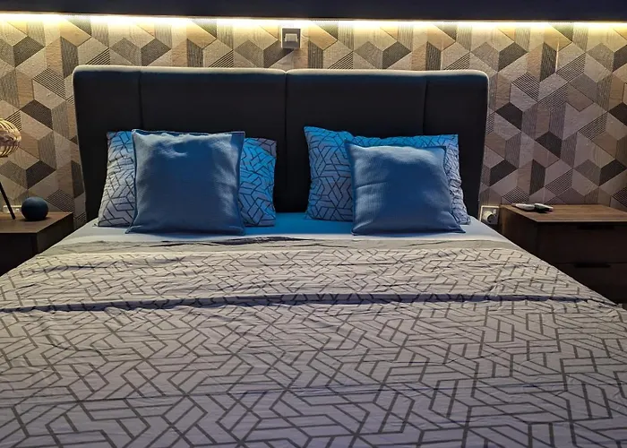 Luxury 2-bedroom Apt. With Seaview