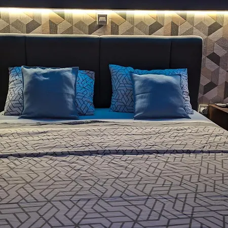 Luxury 2-bedroom Apt. With Seaview