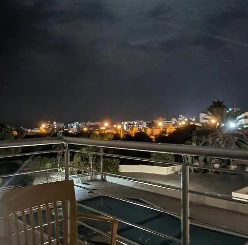 Luxury 2-bedroom Apt. With Seaview